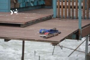 Террасу одесского ресторана, которую смыло в море, вернули на место фото