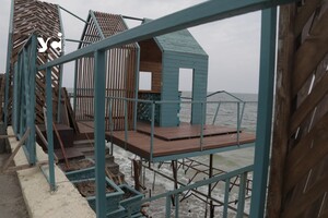 Террасу одесского ресторана, которую смыло в море, вернули на место фото 3
