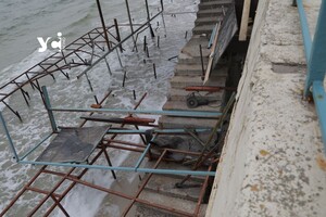 Терасу одеського ресторану, яку змило в морі, повернули на місце фото 5