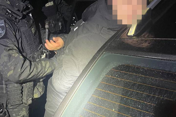 Полицейский из Одессы помогал мужчинам сбежать за границу фото