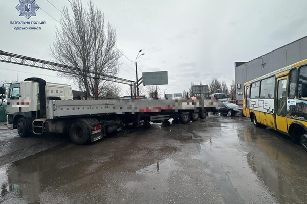 На Черноморского казачества произошло ДТП с грузовиком  фото 1