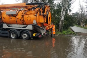 В Одессе дождь подтопил Ярмарочную площадь фото 1