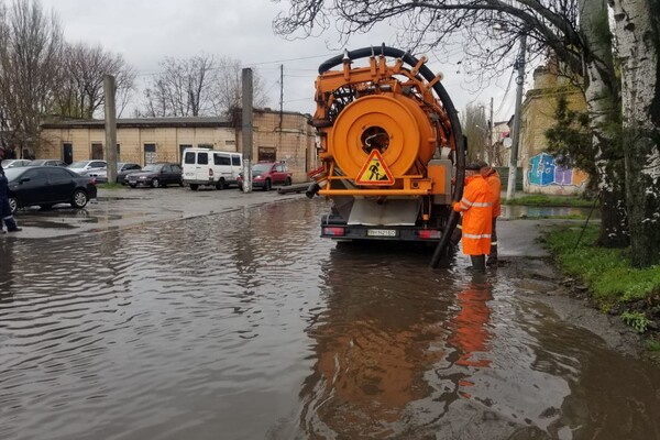 В Одесі дощ підтопив Ярмаркову площу фото 2