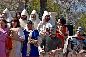 Легионеры и суд над Христом: в Одессе состоялась пасхальная реконструкция фото