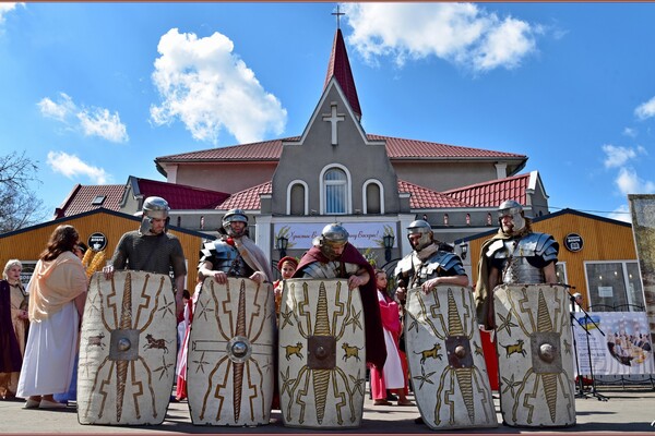 Легионеры и суд над Христом: в Одессе состоялась пасхальная реконструкция фото 1