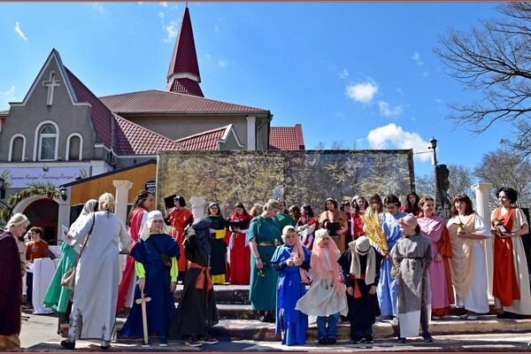 Легионеры и суд над Христом: в Одессе состоялась пасхальная реконструкция фото 11