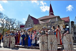 Легионеры и суд над Христом: в Одессе состоялась пасхальная реконструкция фото 12