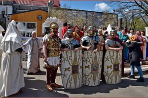 Легионеры и суд над Христом: в Одессе состоялась пасхальная реконструкция фото 16
