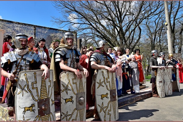 Легионеры и суд над Христом: в Одессе состоялась пасхальная реконструкция фото 19