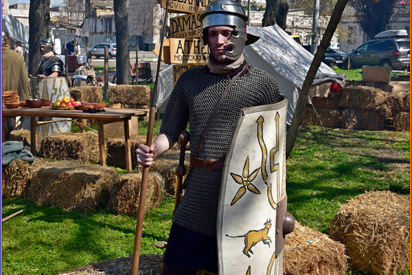 Легионеры и суд над Христом: в Одессе состоялась пасхальная реконструкция фото 23