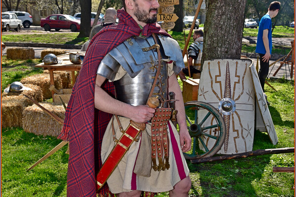 Легионеры и суд над Христом: в Одессе состоялась пасхальная реконструкция фото 24