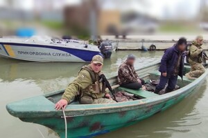 Незаконно ловили рибу: на Одещині затримали човен із трьома громадянами Румунії фото 1