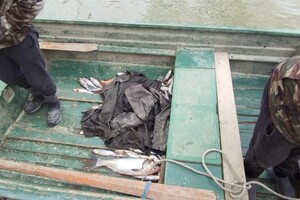Незаконно ловили рыбу: в Одесской области задержали лодку с тремя гражданами Румынии фото 3