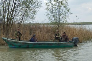 Незаконно ловили рибу: на Одещині затримали човен із трьома громадянами Румунії фото 4