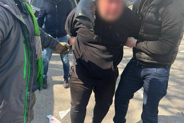 Житель Одесского района перевозил мужчин за границу под видом волонтеров  фото