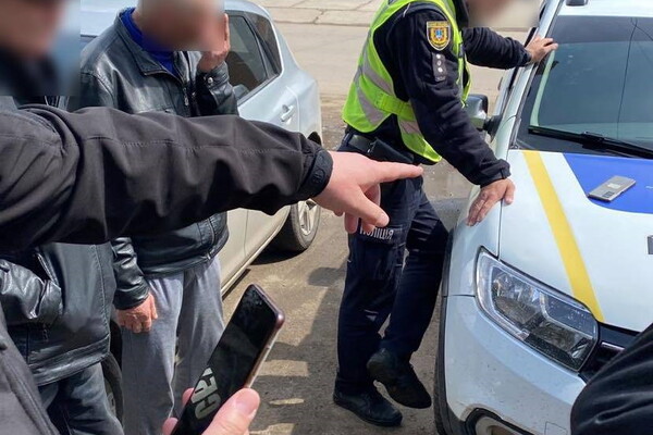 В Одесской области полицейский вымогал деньги с военного фото 2