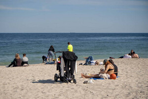 На вихідних одесити масово вирушили на пляжі: засмагаючих &quot;ганяла&quot; поліція фото
