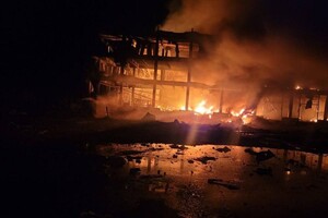 Нічна атака РФ: на Одещині згоріли склади з гумодопомогою Червоного Хреста фото
