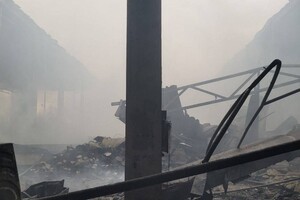 Нічна атака РФ: на Одещині згоріли склади з гумодопомогою Червоного Хреста фото 1