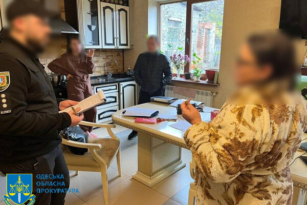 В Одессе будут судить юристов, которые организовали выезд мужчин за границу фото 1