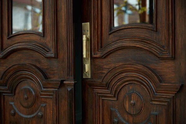 В Одессе отреставрировали старинные двери конца ХIX века фото 2