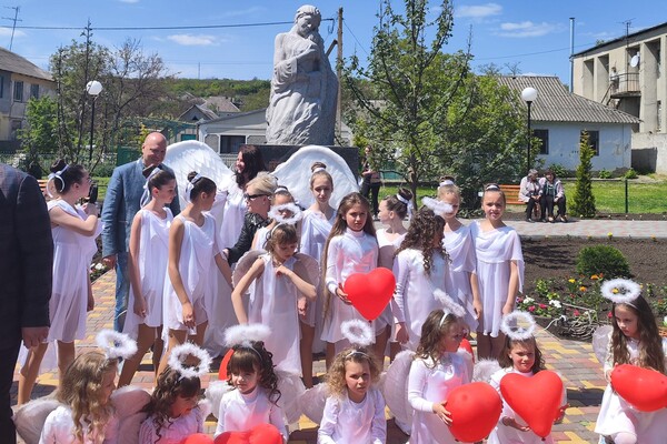 В Одесской области открыли памятник Матери фото