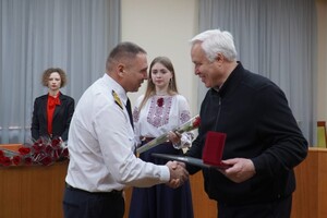 В Одесі "За оборону України" нагородили волонтерів, підприємців та військового фото 3