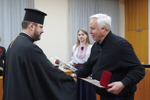 В Одесі "За оборону України" нагородили волонтерів, підприємців та військового фото 8