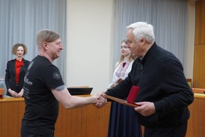 В Одесі "За оборону України" нагородили волонтерів, підприємців та військового фото 9
