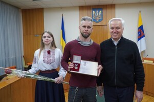 В Одесі "За оборону України" нагородили волонтерів, підприємців та військового фото 12