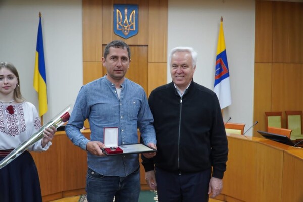 В Одесі "За оборону України" нагородили волонтерів, підприємців та військового фото 14