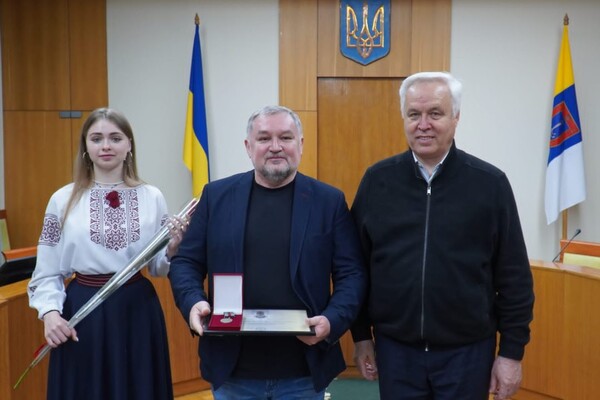 В Одесі "За оборону України" нагородили волонтерів, підприємців та військового фото 15