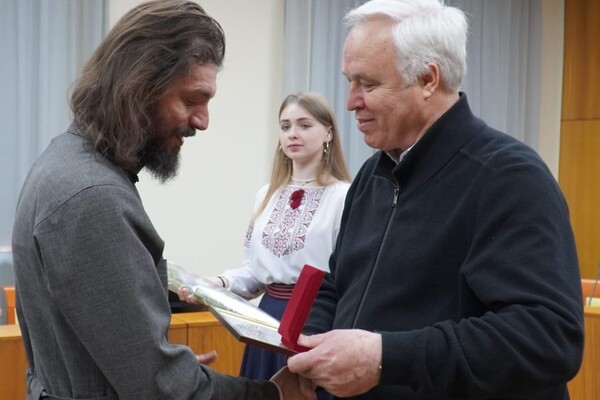 В Одесі "За оборону України" нагородили волонтерів, підприємців та військового фото 16