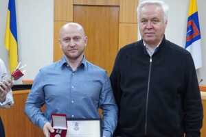 В Одесі "За оборону України" нагородили волонтерів, підприємців та військового фото 24