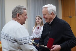 В Одесі "За оборону України" нагородили волонтерів, підприємців та військового фото 25