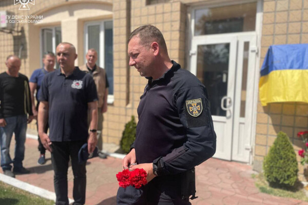 В Одесі відкрили меморіальну дошку рятувальнику, який загинув від рук окупантів фото 4