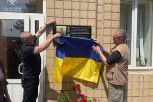 В Одесі відкрили меморіальну дошку рятувальнику, який загинув від рук окупантів фото 9