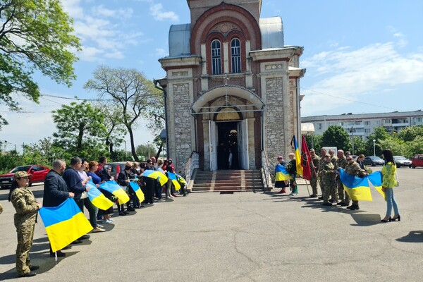 Защищал Украину под Бахмутом: в Одесской области простились с Героем-пограничником фото 8