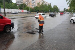 Непогода: в Одессе заливает и гремит, а в области заметили смерч фото 1