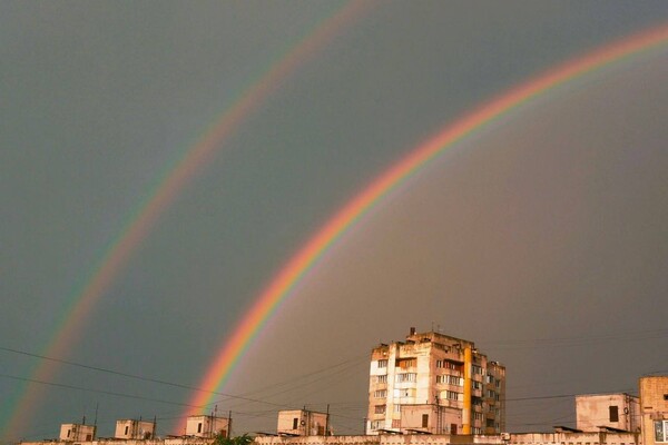 Одесситы наблюдали красочную двойную радугу фото