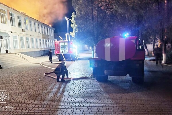 Масштабный пожар в Одесской области: пламя охватил лицей фото