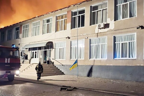 Масштабна пожежа на Одещині: полум'я охопило ліцей фото 1