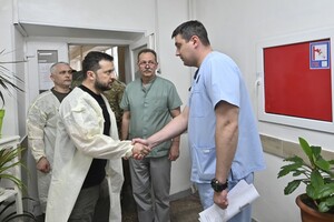 Зеленський в Одесі вручив нагороди військовим та медикам, а також відвідав госпіталь фото