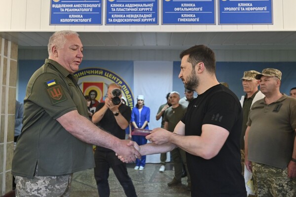 Зеленський в Одесі вручив нагороди військовим та медикам, а також відвідав госпіталь фото 1
