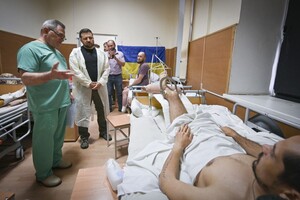Зеленский в Одессе вручил награды военным и медикам, а также посетил госпиталь  фото 2