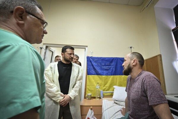 Зеленський в Одесі вручив нагороди військовим та медикам, а також відвідав госпіталь фото 3