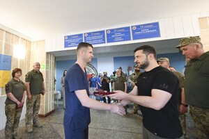 Зеленський в Одесі вручив нагороди військовим та медикам, а також відвідав госпіталь фото 4