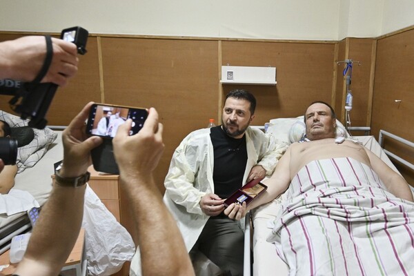 Зеленский в Одессе вручил награды военным и медикам, а также посетил госпиталь  фото 5