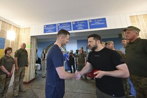 Зеленский в Одессе вручил награды военным и медикам, а также посетил госпиталь  фото 7