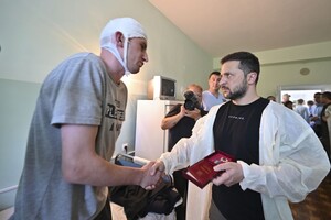 Зеленський в Одесі вручив нагороди військовим та медикам, а також відвідав госпіталь фото 9